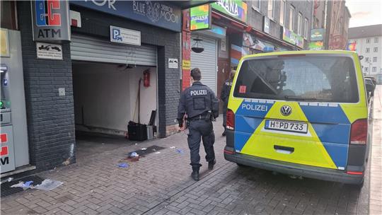 Die Polizei untersucht den Tatort.
