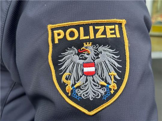 Die Polizei verhörte die Verdächtigen.