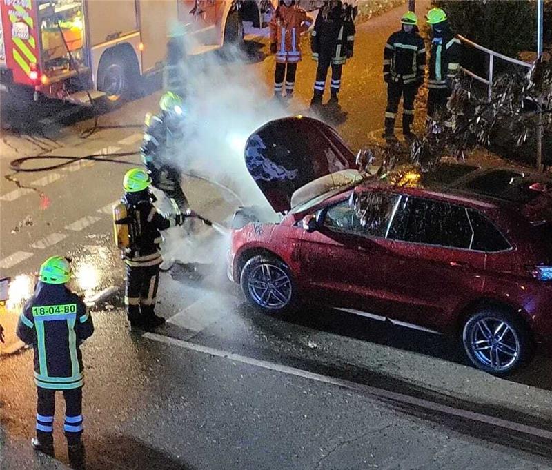 Technischer Defekt: Pkw brennt vor Feuerwehrhaus Die Polizei vermutet einen technischen Defekt. Foto: Feuerwehr Seesen