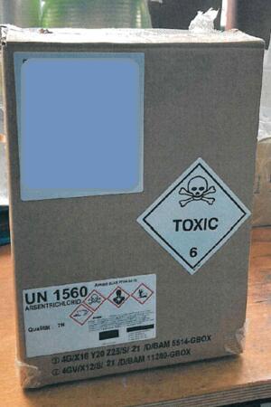 Entwarnung nach dem Einbruch: Keine Giftstoffe freigesetzt Die Polizei veröffentlicht Fotos von Behältern mit Arsentrichlorid. Mehrere solcher Behälter wurden gestohlen.