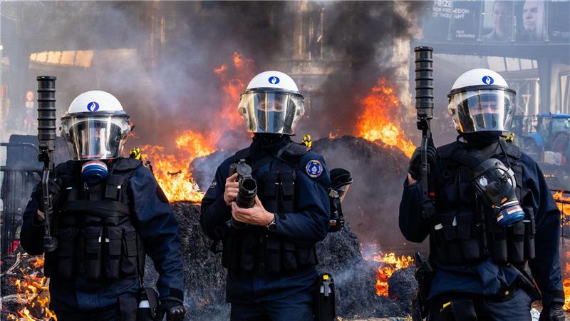 Die Polizei versucht, Demonstranten während einer Demonstration europäischer Landwirte in der Nähe des Europäischen Parlaments in Brüssel zu vertreiben.