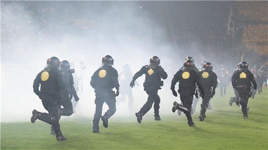 Die Polizei versuchte, Dynamo-Fans wieder in ihren Block zurückzudrängen.