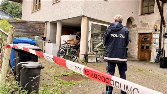 Die Polizei war am Dienstag noch am Tatort im Einsatz.