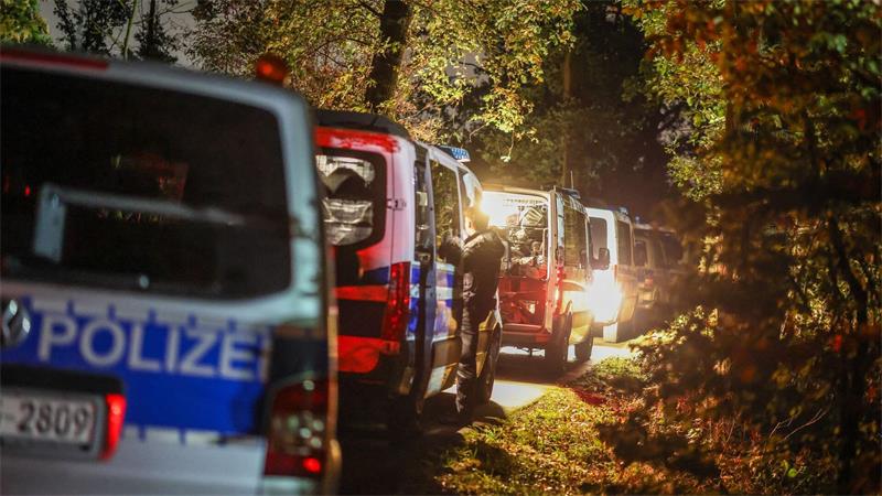 Die Polizei war am Freitag in einem Wald im Einsatz, wo das Fahrzeug des Tatverdächtigen gefunden wurde.