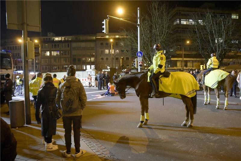 „Letzte Generation“ stoppte Verkehr in Braunschweigs Innenstadt Die Polizei war am Montagabend mit vielen Kräften auf dem Bohlweg und drumherum im Einsatz. Foto: Cornelia Steiner/ Funke Medien Gruppe
