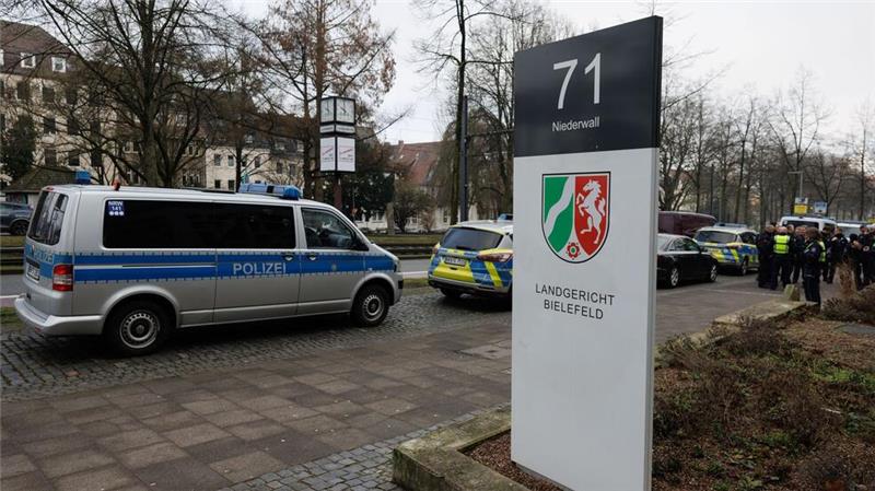 Toter Ex-Boxprofi: Prozessauftakt mit hohem Polizeischutz Die Polizei war mit vielen Kräften vor Ort.
