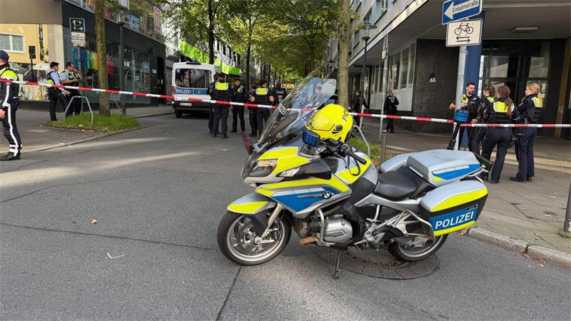 Maskierte befreien Häftling aus Arztpraxis Die Polizei war rund um den Tatort im Großeinsatz.