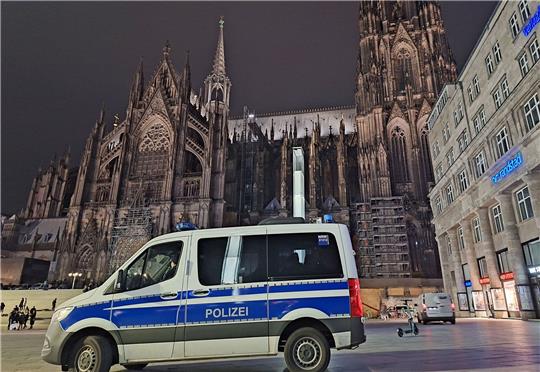 Die Polizei war wegen der Terrorwarnung am Kölner Dom mit einem Großaufgebot im Einsatz. (Archivbild)
