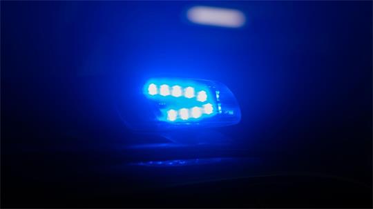 Die Polizei warnte, dass Bedrohungen mit waffenähnlichen Gegenständen gefährlich sein können. (Symbolbild)