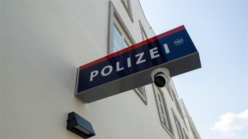 Hitlers Geburtshaus ist nun eine Polizeistation Die Polizei will Verdächtige, die vor dem Hitler-Geburtshaus verweilen, ansprechen und kontrollieren.