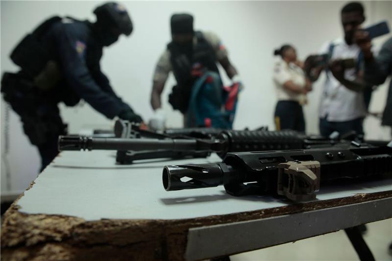 UN-Beauftragte: Einsatz von internationaler Truppe in Haiti Die Polizei zeigt während einer Pressekonferenz in der Generaldirektion der Polizei in Port-au-Prince, Haiti, Waffen und Ausrüstung, die von Banden beschlagnahmt wurden.