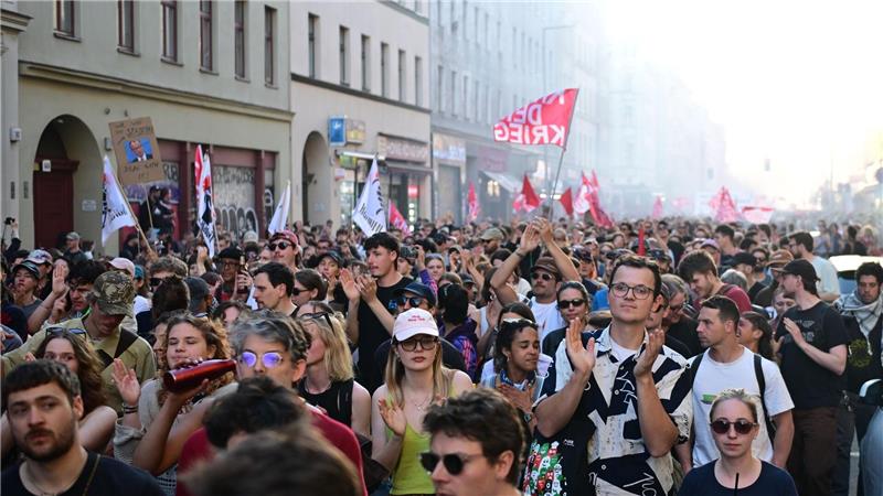 Die Polizei zieht ein gemischtes Fazit: Nach stundenlang friedlicher Demo kam es am Ende zu Flaschen- und Böllerwürfen auf Einsatzkräfte.