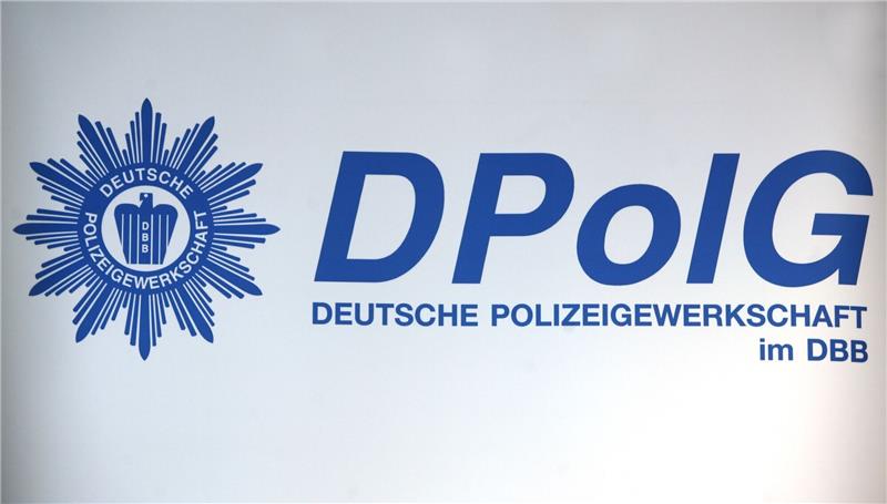 Polizeigewerkschaft kritisiert Bundespolizeibeauftragten Die Polizeigewerkschaft hat einen Brief an Frank-Walter Steinmeier geschrieben. Der Grund: verfassungsrechtliche Bedenken in Bezug auf den neuen Polizeibeauftragten des Bundes.