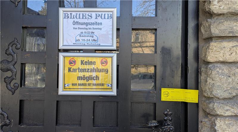 Die Polizeiinspektion Goslar versiegelt nach dem Brand die Eingangstür des "Blues Pub".