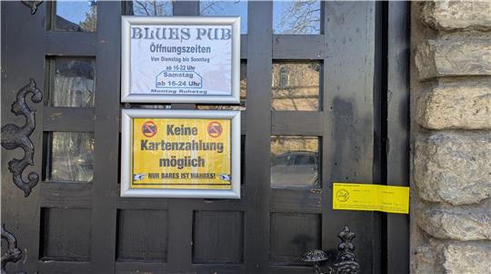 Die Polizeiinspektion Goslar versiegelt nach dem Brand die Eingangstür des "Blues Pub".