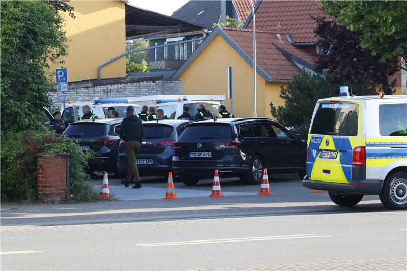 Mann bedrohte Freundin – Polizei findet Waffen Die Polizeikräfte sammelten sich auf dem Parkplatz des alten Rathauses in Vienenburg. Foto: Epping