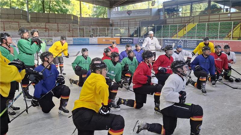 Die Polizisten absolvieren auf dem Braunlager Eis ein kräftiges Trainingsprogramm.