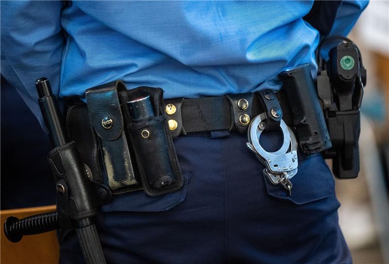 Die Polizistenuniform wird von Strippern gerne als Kostüm verwendet - doch Vorsicht, was die Waffe angeht!