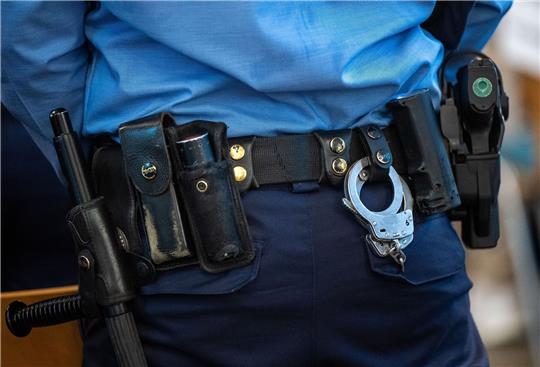 Die Polizistenuniform wird von Strippern gerne als Kostüm verwendet - doch Vorsicht, was die Waffe angeht!