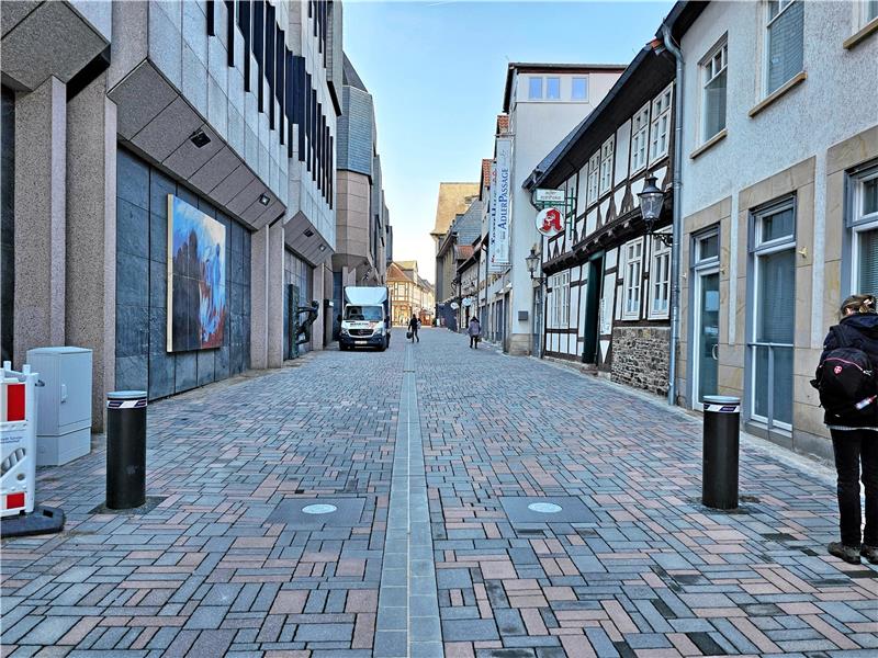 Die Poller an der Wohldenberger Straße sind seit Mitte Dezember installiert, doch erfüllen nach wie vor nicht ihren Zweck. Foto: Sowa
