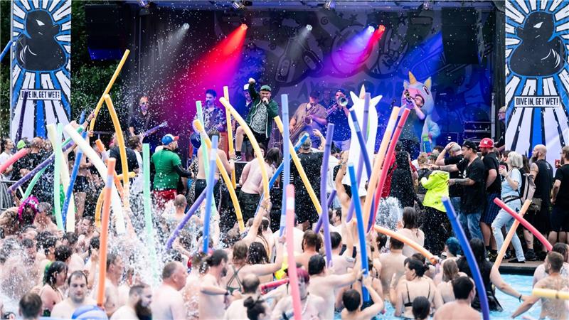 Die Pool-Stage bei Rock-am-Beckenrand ist wohl einmalig in der Festivallandschaft. Das Bild zeigt den Auftritt der Awesome Scampis im vergangenen Jahr.
