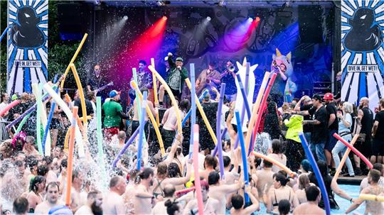 Die Pool-Stage bei Rock-am-Beckenrand ist wohl einmalig in der Festivallandschaft. Das Bild zeigt den Auftritt der Awesome Scampis im vergangenen Jahr.