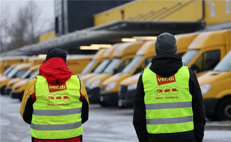 Postler legen Arbeit nieder - 450.000 Pakete bleiben liegen Die Post-Beschäftigten wollen mit einem erneuten Warnstreik den Druck auf die Arbeitgeberseite erhöhen.
