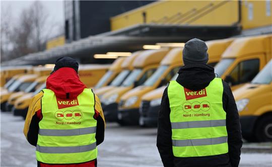 Die Post-Beschäftigten wollen mit einem erneuten Warnstreik den Druck auf die Arbeitgeberseite erhöhen.