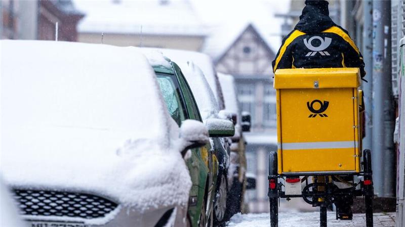 Die Post muss überall in Deutschland Briefe einsammeln und austragen.
