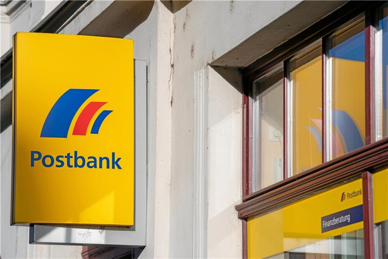 Die Postbank sperrte das Konto eines 72-Jährigen. Foto: Skolimowska, dpa