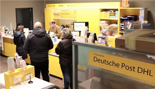 Die Postfiliale im Langelsheimer Rewe-Markt hat neben dem Eingang einen guten Platz gefunden und hat einen regen Zulauf. Tag für Tag stapeln sich hier die Pakete, wie immer in der Adventszeit. Foto: Neddermeier
