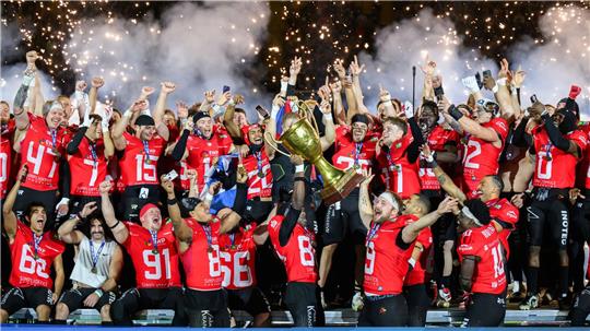 Die Potsdam Royals werden in Dresden Deutscher Meister im American Football und jubeln mit dem Pokal. 