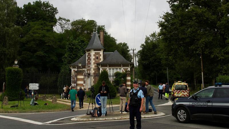 Die Präfektur hat aus Sicherheitsgründen eine vorübergehende Flugverbotszone über dem riesigen Anwesen verordnet.