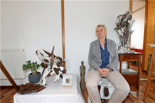 Die Präparierung von Wurzeln zu imposanten Skulpturen ist eine große Leidenschaft von Miriam Sturm. In ihrer neuen Galerie in Lautenthal zeigt sie zwei ihrer Lieblingsstücke. Bei ihrer Arbeit lässt sie sich von der Natur inspirieren. Fotos: Jambrek