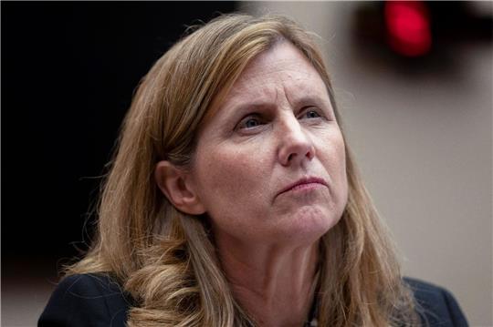 Die Präsidentin der University of Pennsylvania, Liz Magill, hört während einer Anhörung des Bildungsausschusses des Repräsentantenhauses auf dem Capitol Hill zu.