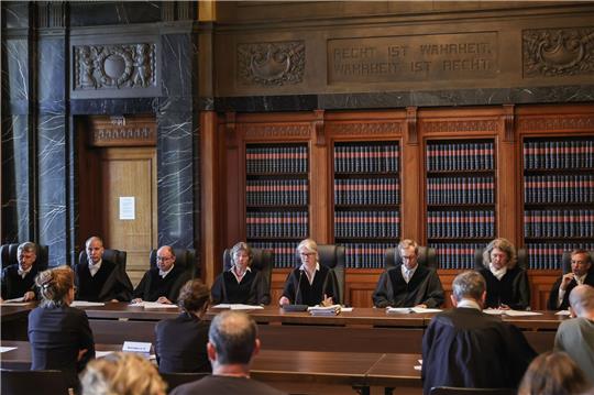 Die Präsidentin des Hamburgischen Verfassungsgerichts, Birgit Voßkühler (M.), verkündet im Hanseatischen Oberlandesgericht das Urteil.