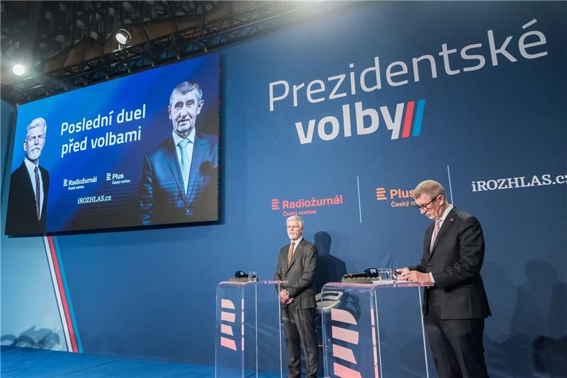 Die Präsidentschaftskandidaten Petr Pavel (l) und Andrej Babis (r) vor der letzten Rundfunkdebatte vor der zweiten Runde der tschechischen Präsidentschaftswahlen.