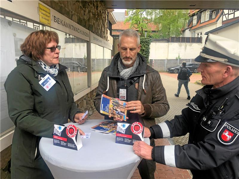 „Dubiose Geschäftemacher“: Polizei warnt vor Betrug an Senioren Die Präventionsexperten Marion Kraft und Oliver Kirchner von der Polizei Goslar mit Oberkommissar Ralf Buchmeier. Foto: Privat