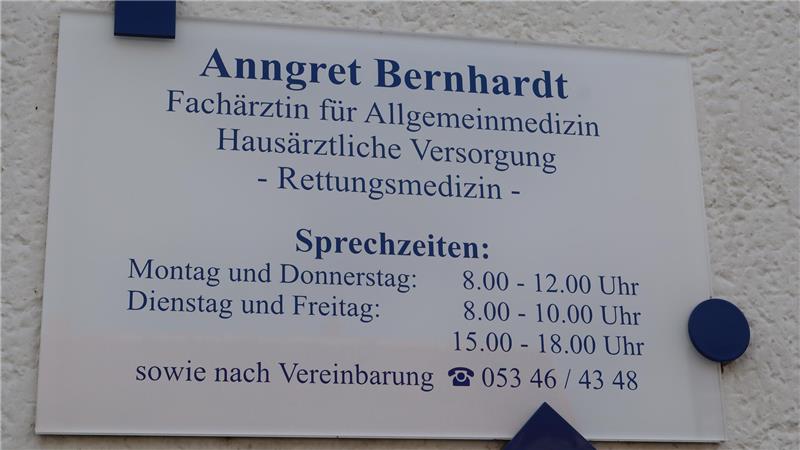 Weiterführung der Praxis Bernhardt in Othfresen gesichert Schild der Arztpraxis von Annegret Bernhardt