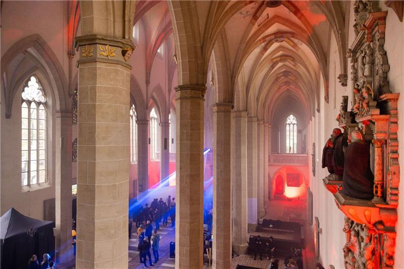 „Rave like God”: 700 Gäste tanzen in Kirche zu Techno-Musik Die Predigerkirche in Erfurt wurde kurzerhand zur Tanzfläche.