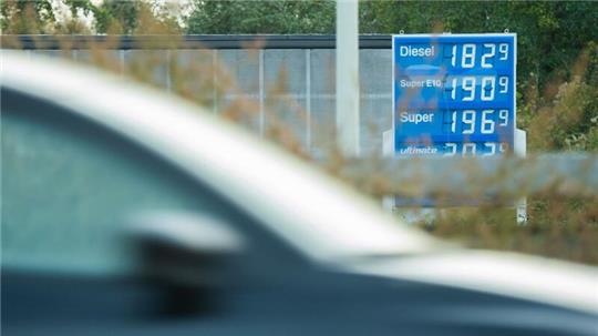 Die Preisanzeige einer Tankstelle an der Autobahn A7 im Landkreis Hildesheim.