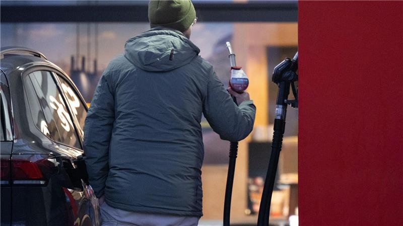 Sprit immer teurer: Auch Super E10 kostet mehr als 2 Euro Die Preise an der Tankstelle steigen.