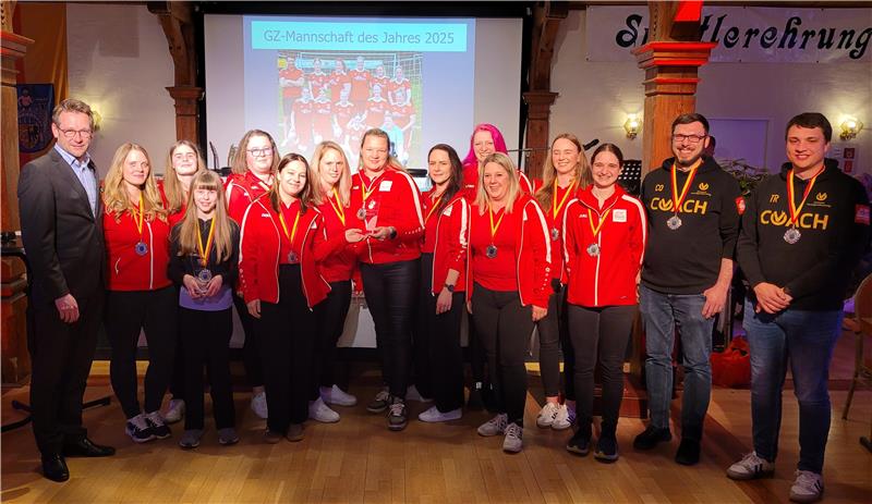 Die Preise der Goslarschen Zeitung verleiht Verleger Philipp Krause (l.) in diesem Jahr den Fußball-Frauen des TSV Westerode sowie an Tischtennisspielerin Annika Zaake (4.v.l.).