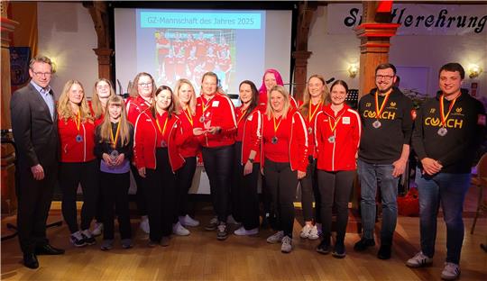 Die Preise der Goslarschen Zeitung verleiht Verleger Philipp Krause (l.) in diesem Jahr den Fußball-Frauen des TSV Westerode sowie an Tischtennisspielerin Annika Zaake (4.v.l.).