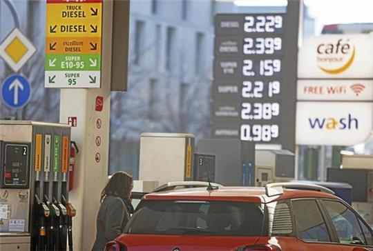 Die Preise für Benzin und Diesel sind teilweise bis auf über zwei Euro pro Liter gestiegen. Foto: Oliver Berg/dpa