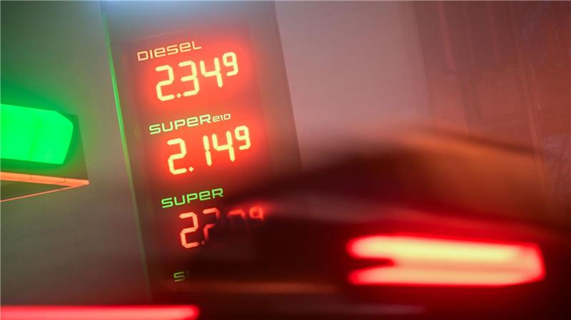 Die Preise für Diesel und Benzin sind an einer Tankstelle zu sehen. Am 1. April tritt die Spritpreisbremse in Kraft - seit heute dürfen Tankstellen nur einmal täglich, um 12.00 Uhr, die Preise erhöhen.