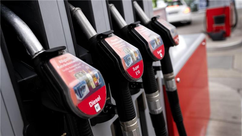Diesel kaum billiger als Super - Selbstzünder lohnt seltener Die Preise für Diesel und Superbenzin haben sich in den vergangenen Jahren immer wieder angenähert. (Archivbild)
