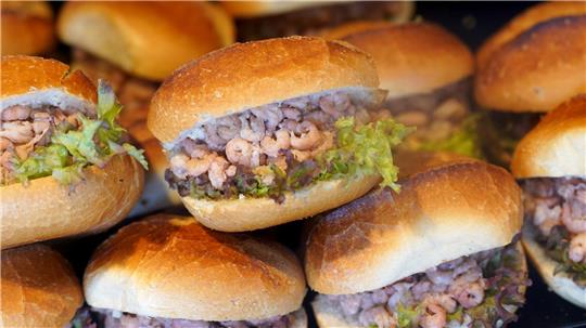 Die Preise für Nordseekrabben könnten bis Weihnachten sinken, sagt ein Experte. (Archivbild)