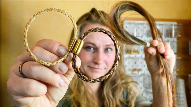 Schmuck aus Pferdehaar - Peinerin fertigt emotionale Kunst Die Preise für ein Armband starten bei 49 Euro.