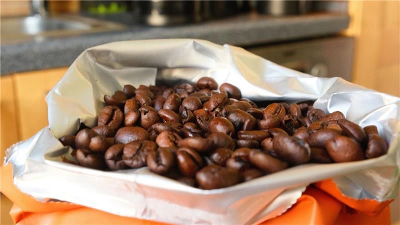 Beliebt bei Dieben - Geschäfte schließen Kaffee häufiger weg Die Preise von Kaffeebohnen sind über mehrere Jahre gestiegen. (Symbolbild)